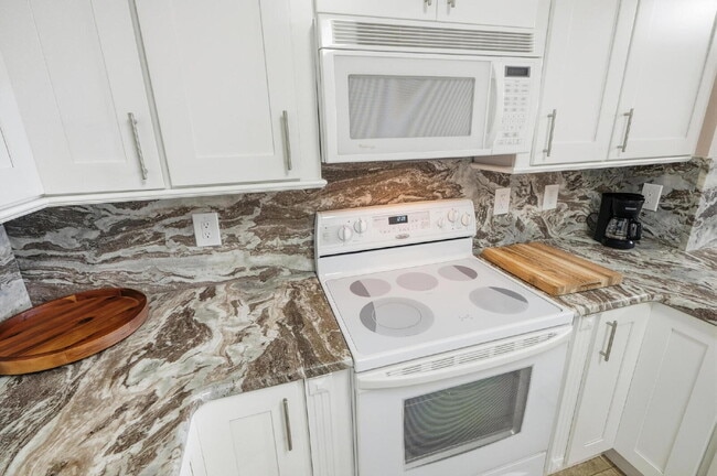 Photo - "Experience Waterfront Living: Spacious 3-... Unidad 119