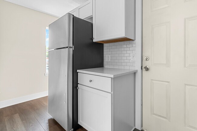 Photo - 703 E 106th St