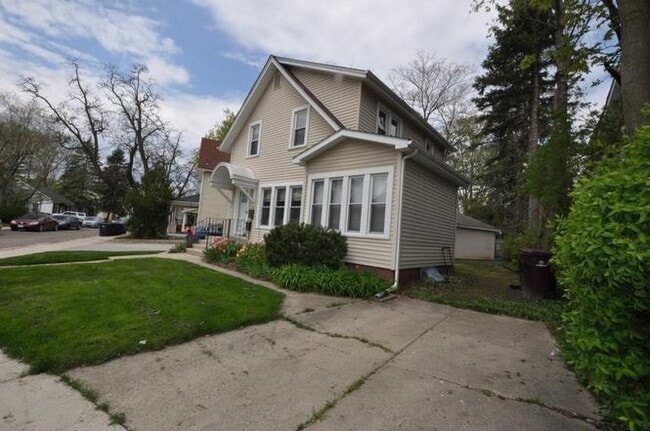 Photo - 921 Sylvan Ave