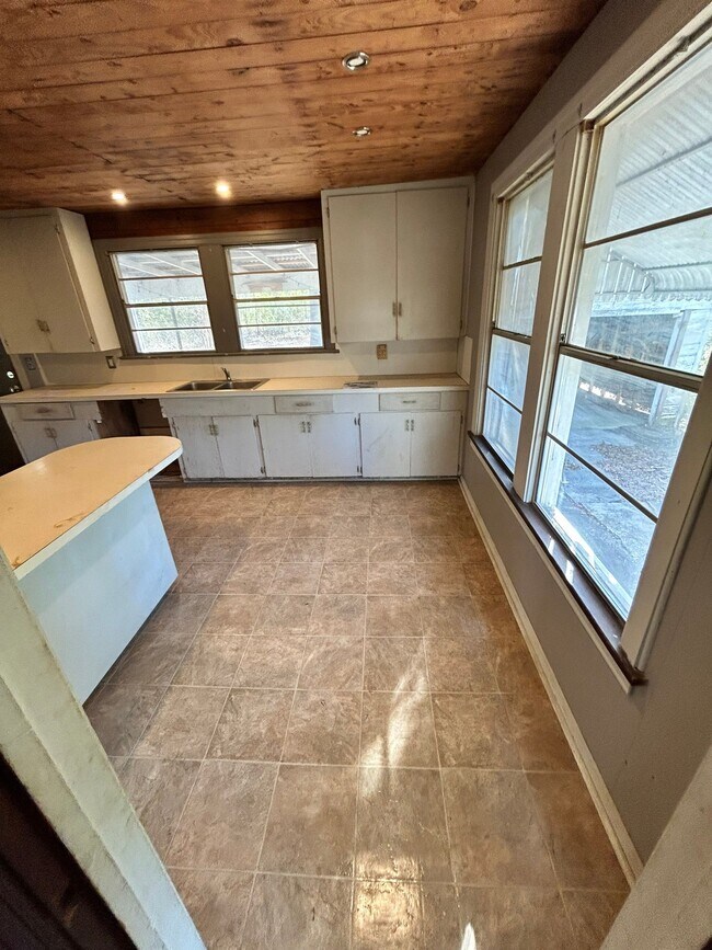 Photo - 102 E Charlotte Ave