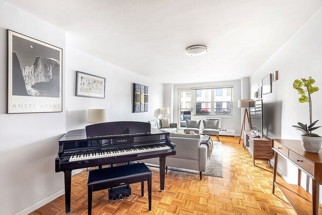 Building Photo - 176 E 77th St Unit 8L
