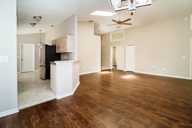 Photo - 996 Maple Ct