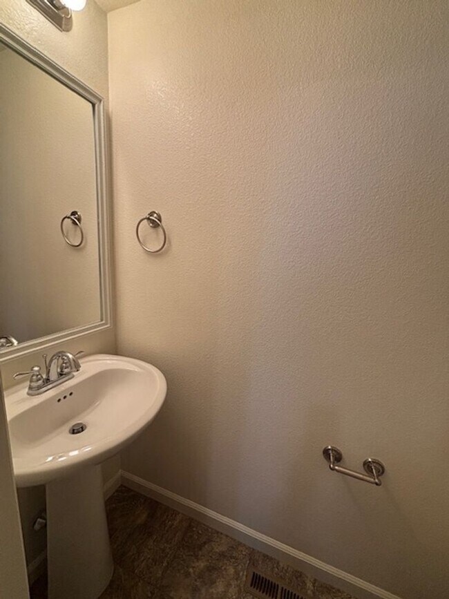 Photo - 4 Bedroom 3.5 Bath Townhome in Saddle Ridg...