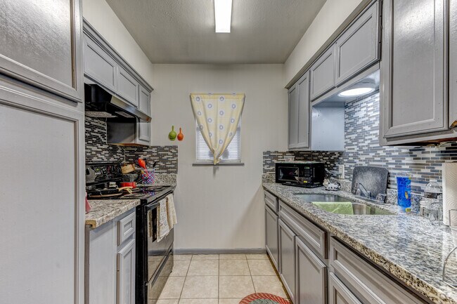 1BR, 1BA - 568SF - Kitchen - 1001-1007 Spooner St