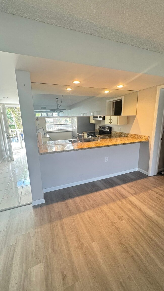 Building Photo - 6049 Balboa Cir Unit 202