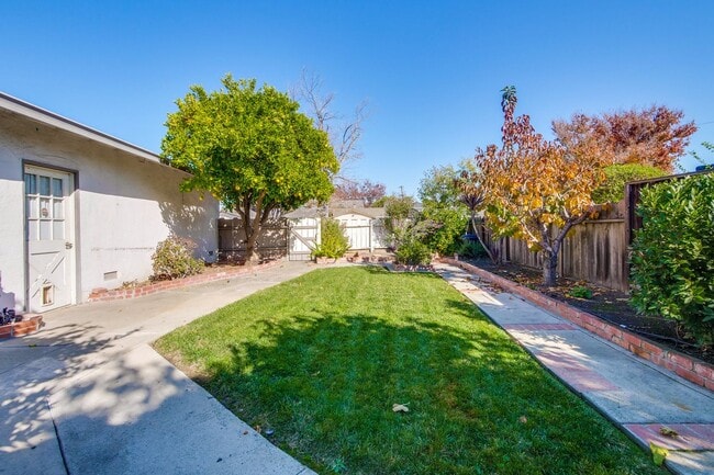 Photo - Hardwood Floors- Top Moreland SCH- SM Dogs Welcome- Close to Apple