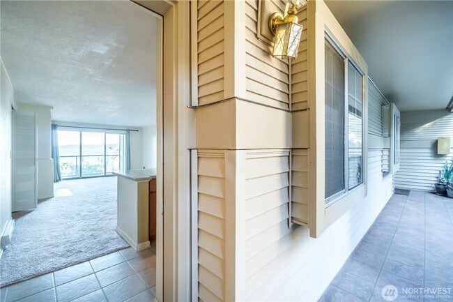 Building Photo - Lake Sammamish View Condo For Lease Unit 204