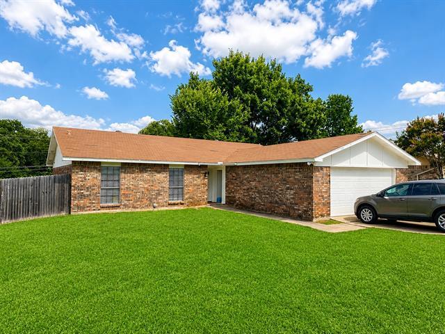 Building Photo - 2304 Chinaberry Dr