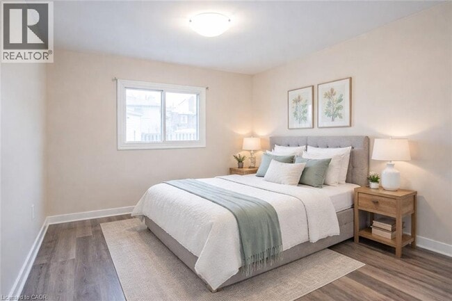 Photo - 66 Weir St S