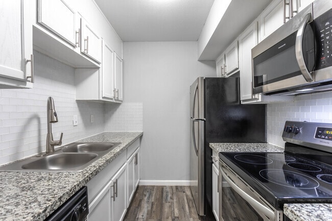 2BR, 1.5BA - 864SF - Kitchen Granite