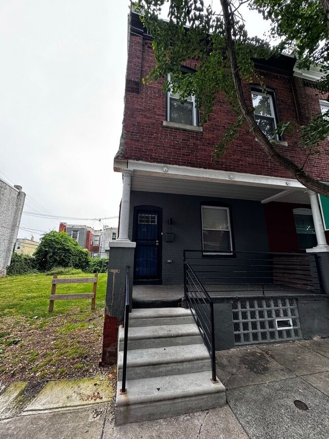 Building Photo - 31 S Salford St Rental