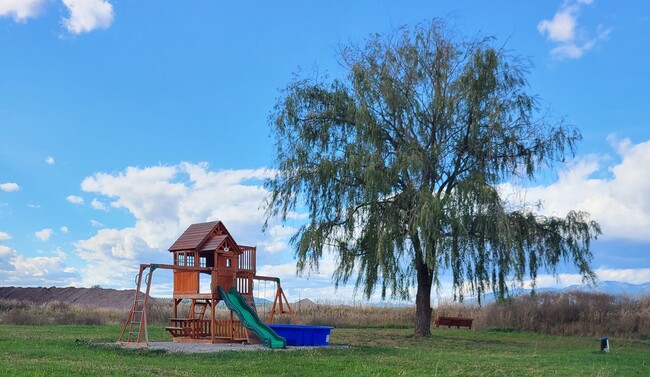 Beautiful Home with Playground - Beautiful Home with Playground