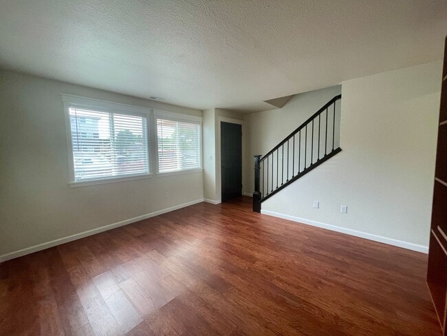 Building Photo - Updated Townhome, Short Commute to Hanford...