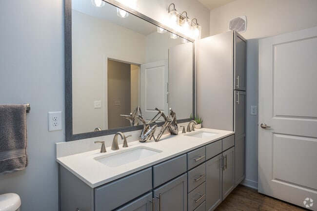 2BR, 2BA - 1099SF