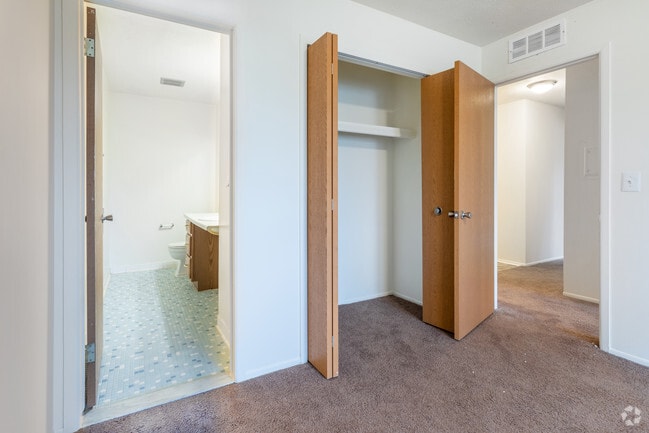 2 BR, 1.5 BA - 936 SF