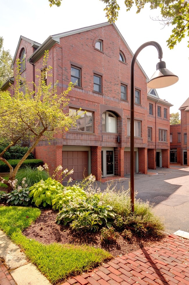 Photo - 475 Arsenal St