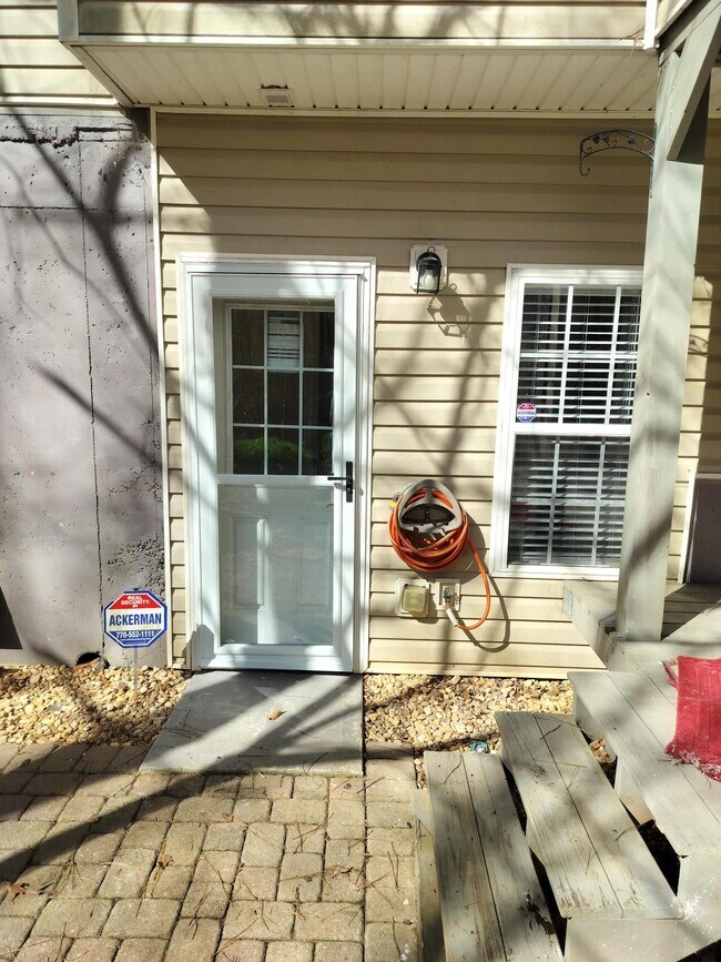 Private, ground level entrance - 531 Hillcrest Cross Rd Unit Private Basement Apt.