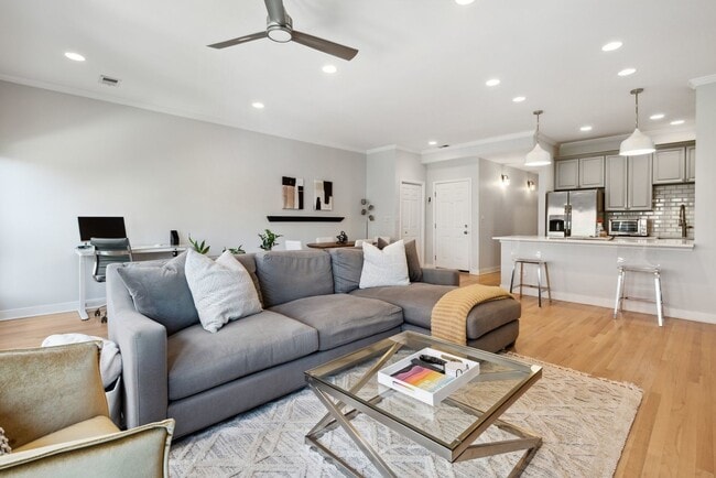 Photo - 821 W Superior St Unidad 3