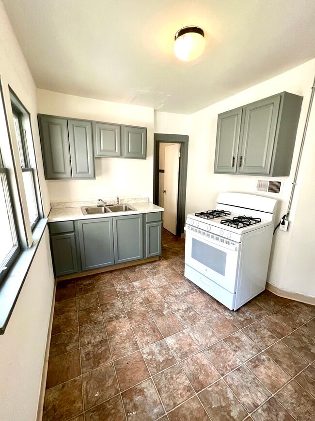 Building Photo - 730 S Main St Unit 2