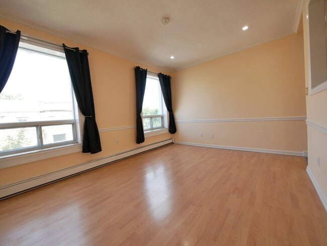 Building Photo - 1383 Queen St E Unit 206