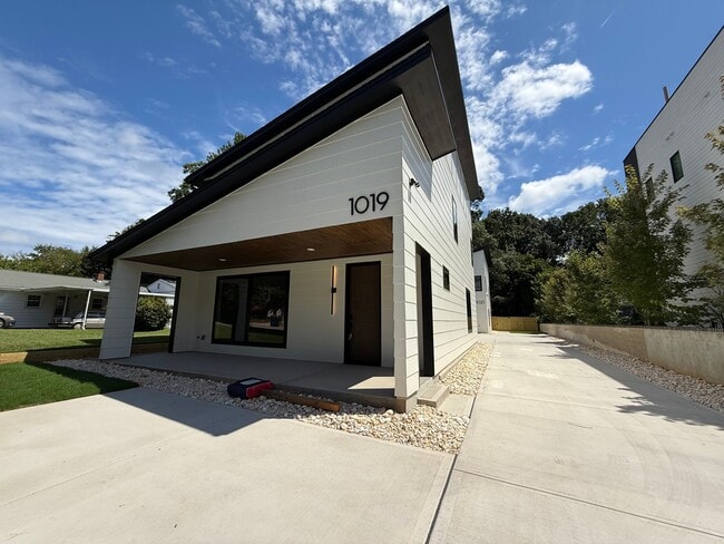Photo - **OFFERING RENT PROMOTION FOR FIRST 6 MONT...
