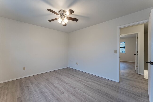 Building Photo - 250 N Madison St Unit c