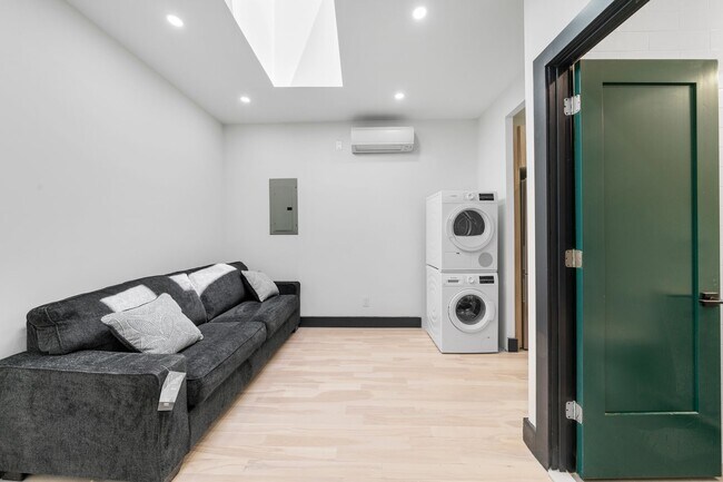 Photo - 2458 Lorillard Pl Unidad 3