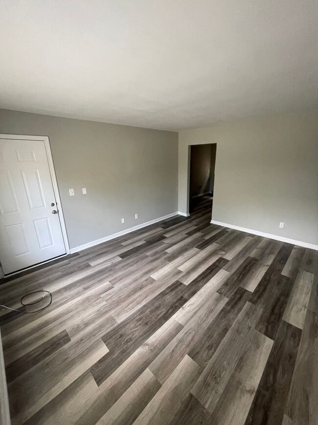 Photo - 2 Bedroom / 1 Bath Carrollton Apartment - Updated!