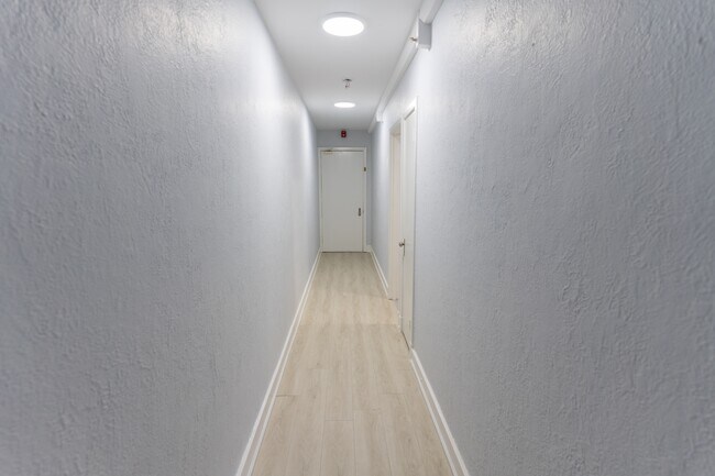 Photo - 8-8 Wellington St W Unité 4