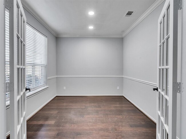 Photo - 114 N Hawkhurst Cir
