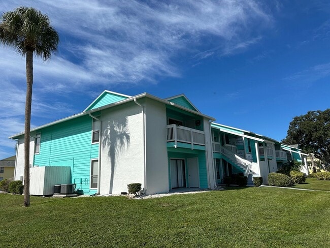 Building Photo - Move in ready 2br/2bath Condo in Palm Harb... Unit 13