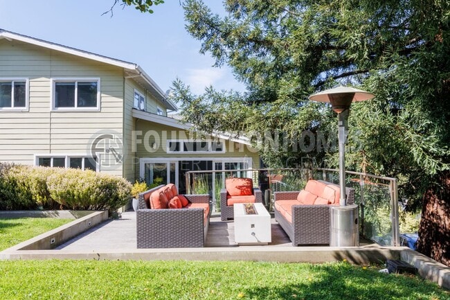 Building Photo - Modern Home built for Outdoor Living - Sol...