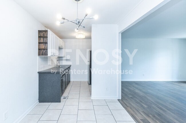 Building Photo - 2 BED 1 BATH CONDO IN WEST PLAZA