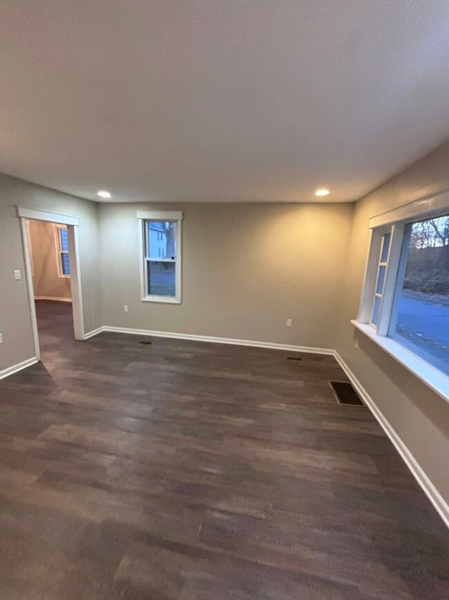 Photo - 165 Sharpe St