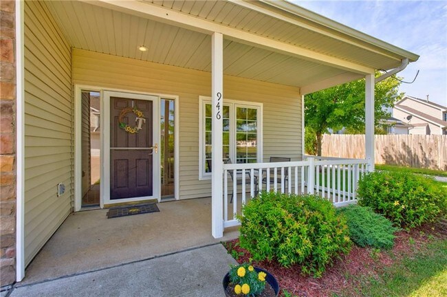 Photo - 946 Red Hawk Way SE