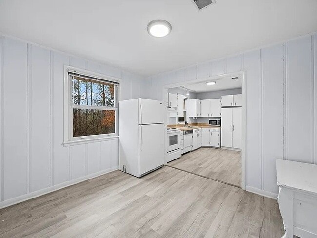 Building Photo - 3292 Niagara Dr