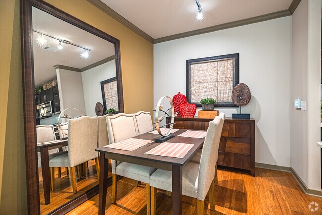 1 habitación, 1 baño - 850 pies cuadrados - Comedor