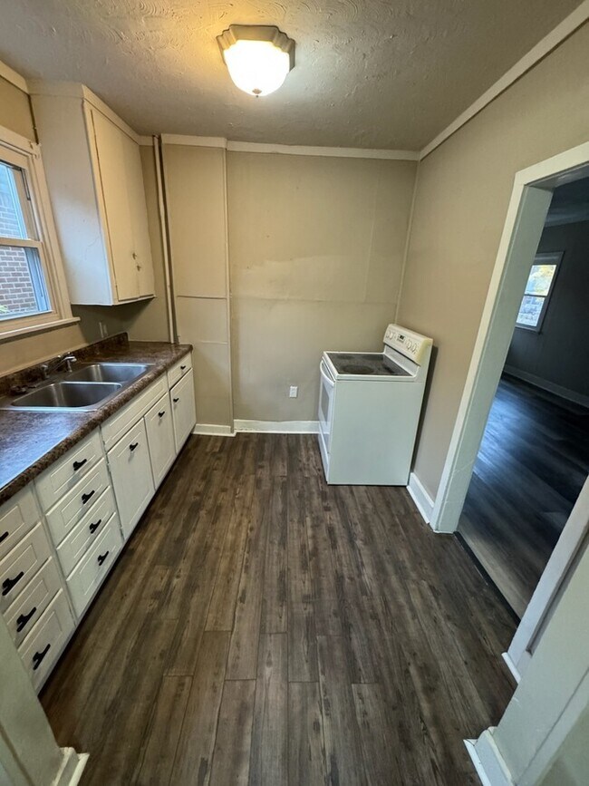 Photo - 1024 Leslie St