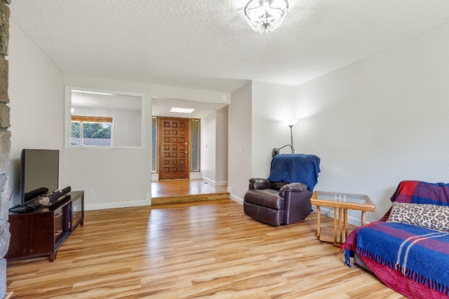 Photo - 9423 NE Woodridge St