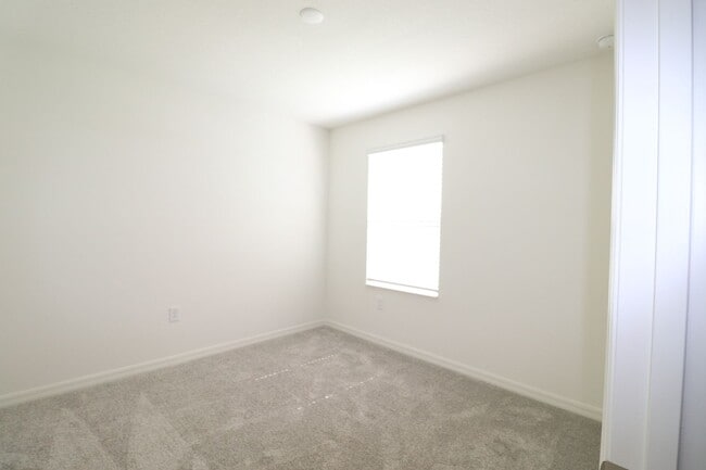 Building Photo - 3/2.5/1 Town Home with community pool!
