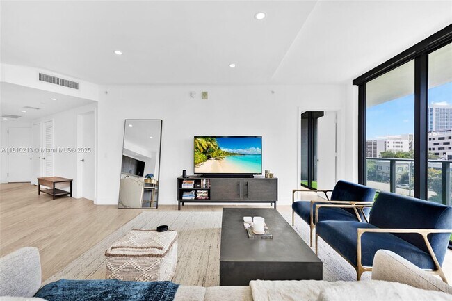 Photo - 121 NE 34th St Unidad L304