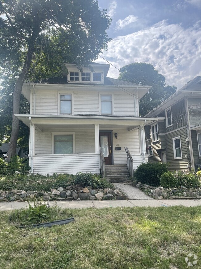 Building Photo - 607 N Sycamore St Rental