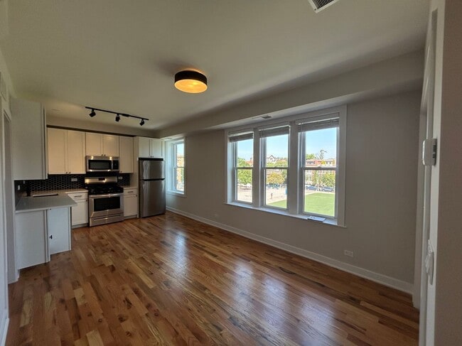 Building Photo - 656 W Wrightwood Ave Unit 314