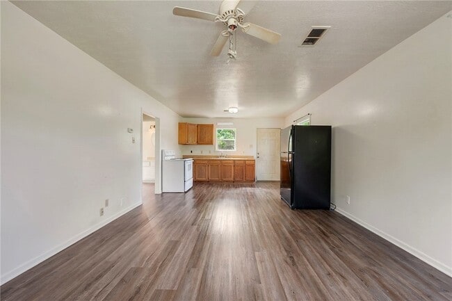 Photo - 400 Robertson St