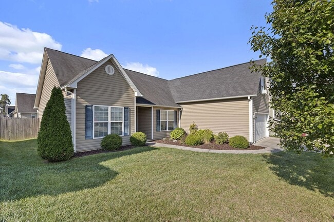 Photo - 4 Bedrooms/2 Full Baths Home  Johnson City, TN 37615