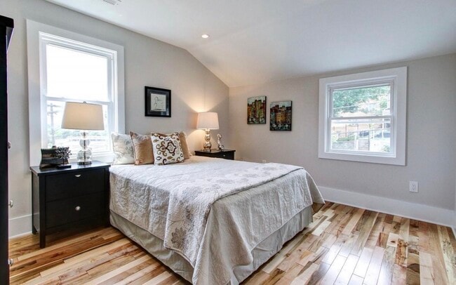 825 50th Pl NE