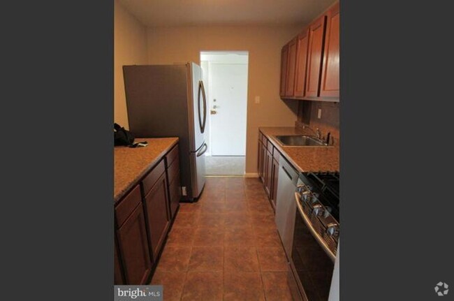 Building Photo - NEWLY AVAILABLE - RENOVATED 3 BR UNIT IN T... Rental