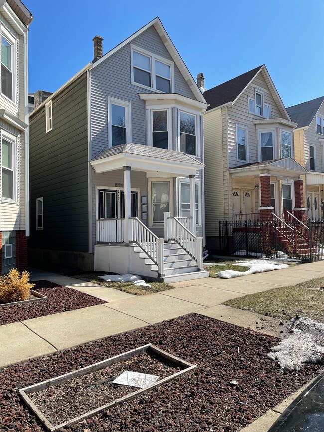 Building Photo - 2733 N Ridgeway Ave Unit 1