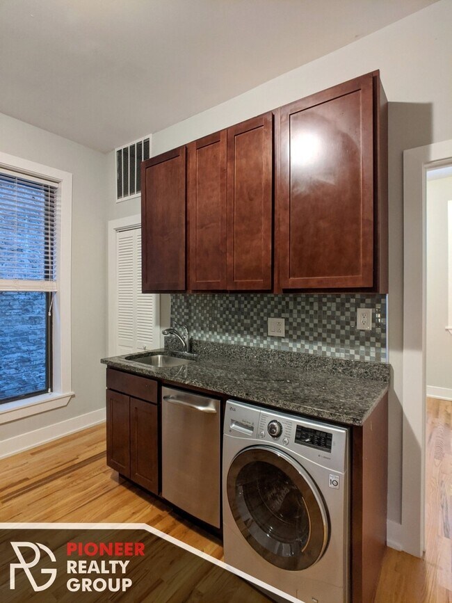 Photo - 625 W Oakdale Ave Unit 3