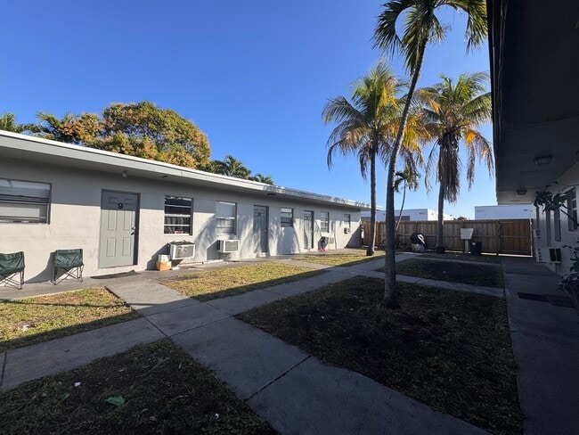 Building Photo - 825 SW 10th Dr Unit 9